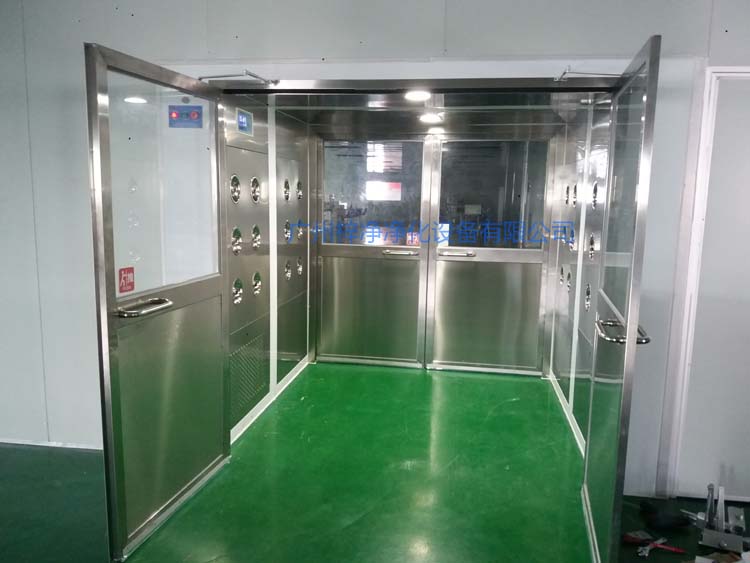 雙開門貨淋室前門打開,后門緊鎖 防止?jié)崈羰遗c非潔凈室空氣對流。