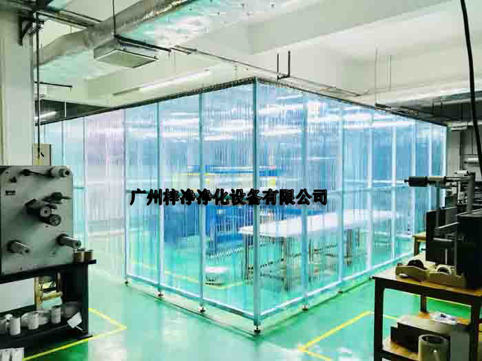 潔凈棚的運(yùn)行中，高效過(guò)濾器作為FFU（單向流風(fēng)機(jī)過(guò)濾單元）的核心配件，扮演著至關(guān)重要