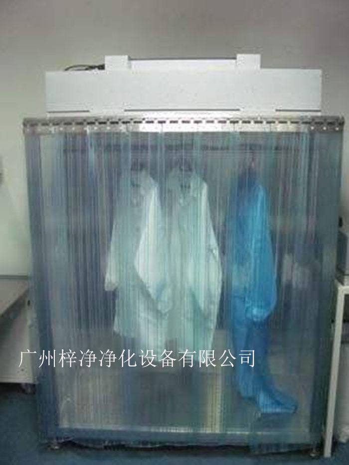 潔凈衣柜可制作為一體和分體，分體結(jié)構(gòu)為FFU+機(jī)架，在初效過濾器和高效過濾器終阻力的狀態(tài)下仍可保證風(fēng)量不變。